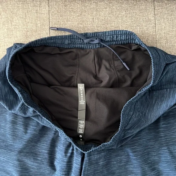Lululemon Men’s Blue XL Short w/ zippered pocket and inner liner. - Picture 4 of 6
